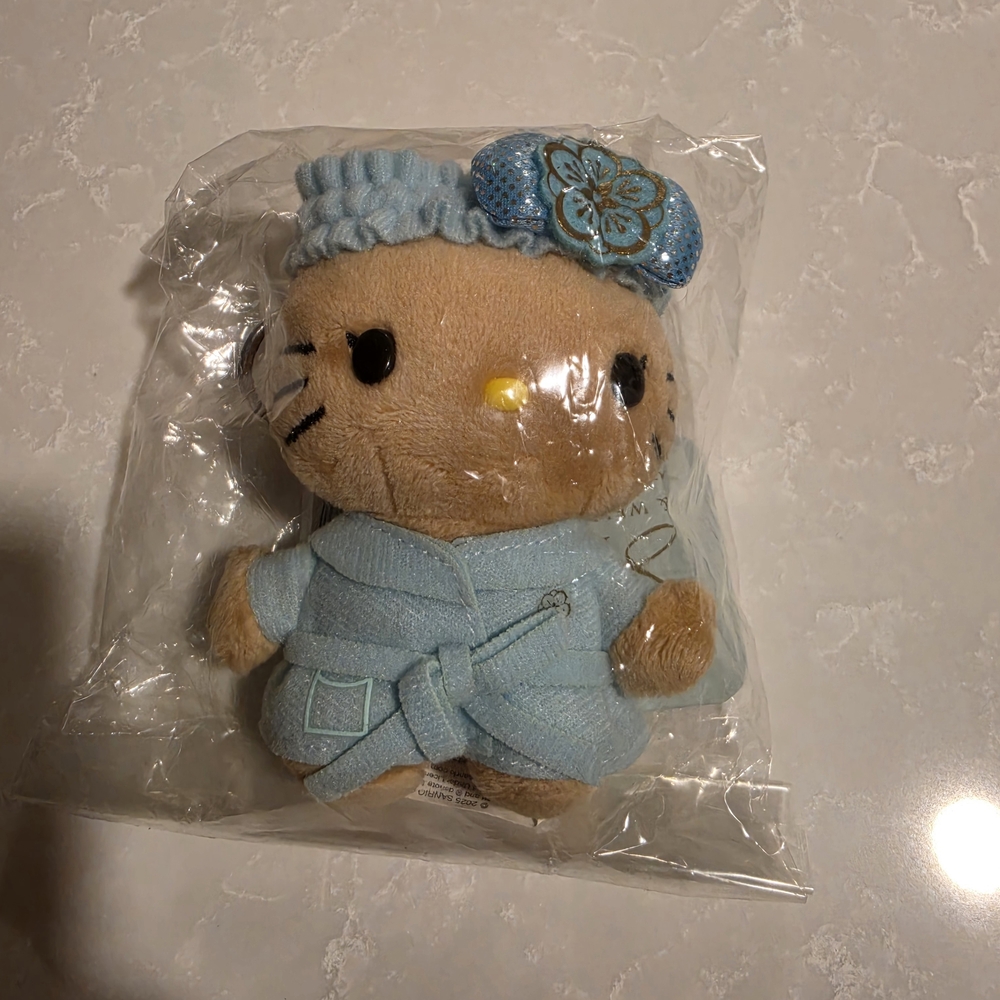 Hello Kitty Kahala Resort Spa Exclusive Keychain - Picture 2 of 4